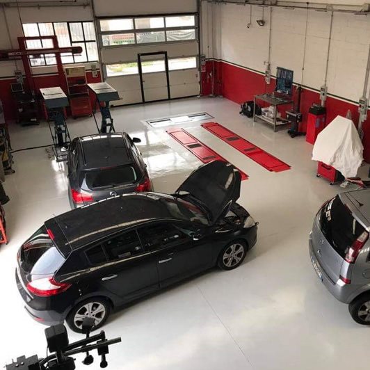 1- Ascoltiamo, Consigliamo e Guidiamo il cliente tra un ampio ventaglio di automobili usate di alta gamma e a bassissimo chilometraggio.

