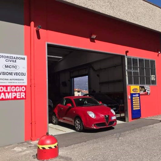 1- Ascoltiamo, Consigliamo e Guidiamo il cliente tra un ampio ventaglio di automobili usate di alta gamma e a bassissimo chilometraggio.
